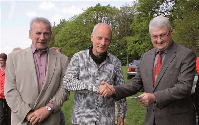 Bedankten sich beim Initiator der Wirftbach-Schleife Walter Schmitz (M.): die Ortsbürgermeister Walter Friedrich aus Barweiler (r.) und Peter Pürling aus Wirft.SES