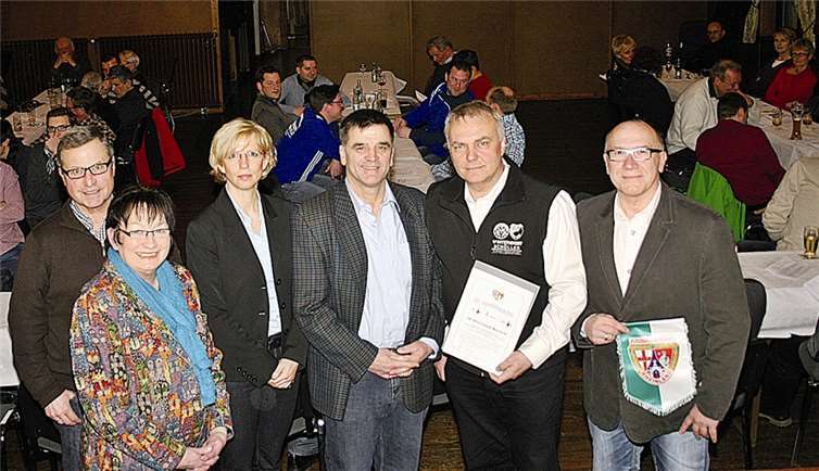 Bedeutender Empfang und große Freude bei der Übereichung des Jugendförderpreises der Egidius Braun-Stiftung des Deutschen Fußballbundes: (v.l.n.r.) Ortsvorsteher Westum, Bernd Kriechel; Beigeordnete der Stadt Sinzig, Charlotte Hager; Vorstand Fußballkreis Rhein-Ahr, Elli Brungs; Jugendausschuss des Fußballverbandes Rheinland, Manfred Kühne; Jugendleiter der SG Westum/Löhndorf, Erwin Ritterrath; Vorsitzender des SV Westum, Karl-Heinz Küpper. RÜ