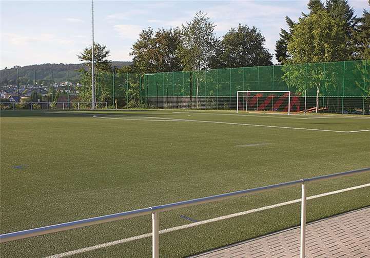 Bedingt durch Sicherungsmaßnahmen mussten einige Bäume gefällt werden. Dadurch ist der Blick vom Sportplatz auf den Ort wieder frei.