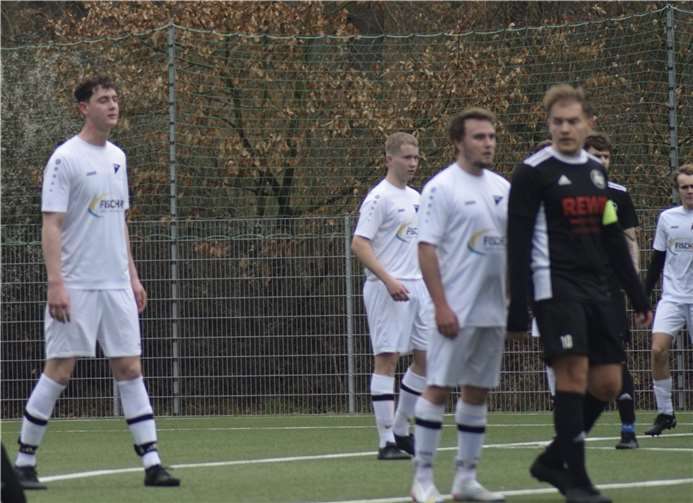 Bedrückte Gesichter - die noch sehr junge Adendorfer Mannschaft musste Lehrgeld zahlen. Foto: privat