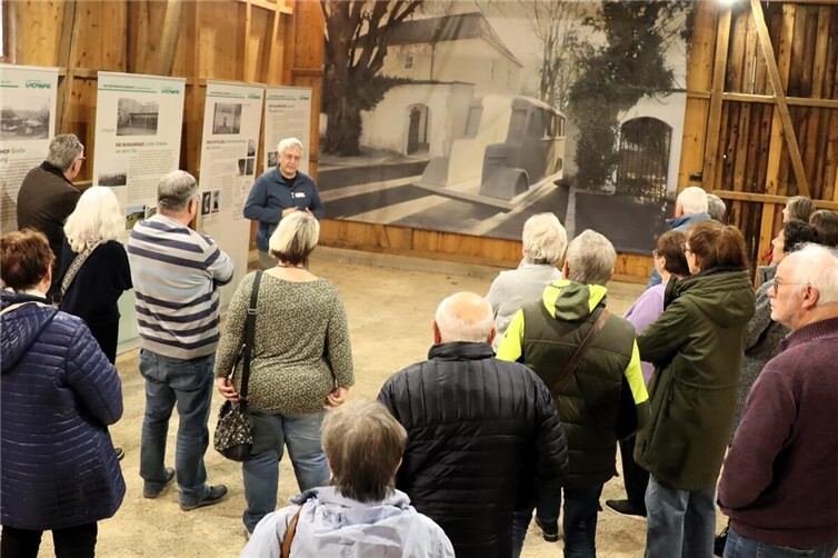 Bedrückte Stimmung bei den Teilnehmern in der Holzgarage der grauen Busse der Gedenkstätte Hadamar Foto:Uli Schmidt