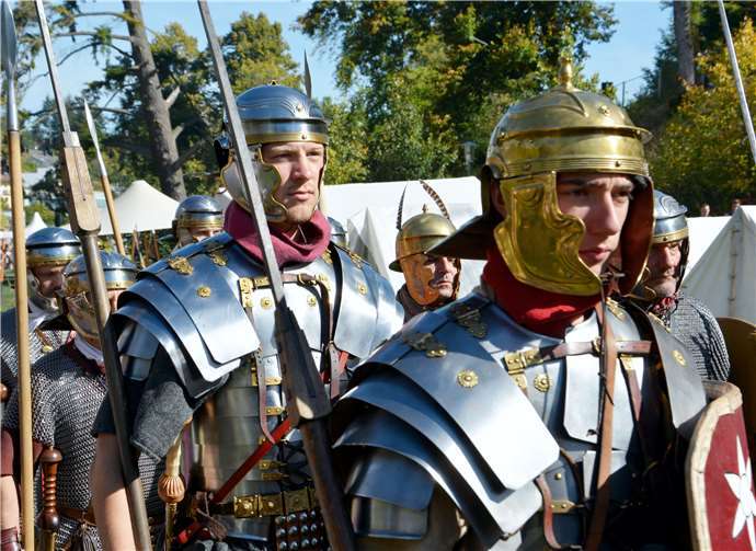 Beeindruckend und in antiken Zeiten auch furchteinflößend: Die römischen Legionäre beim Aufmarsch. Uwe Rindsfüßer