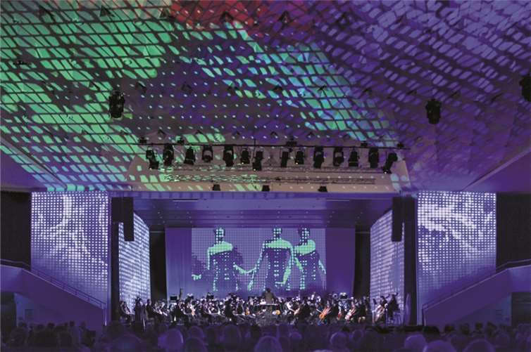 Beeindruckend war die Videoinstallation, die den ganzen Saal einschließlich der Decke ausfüllte.privat