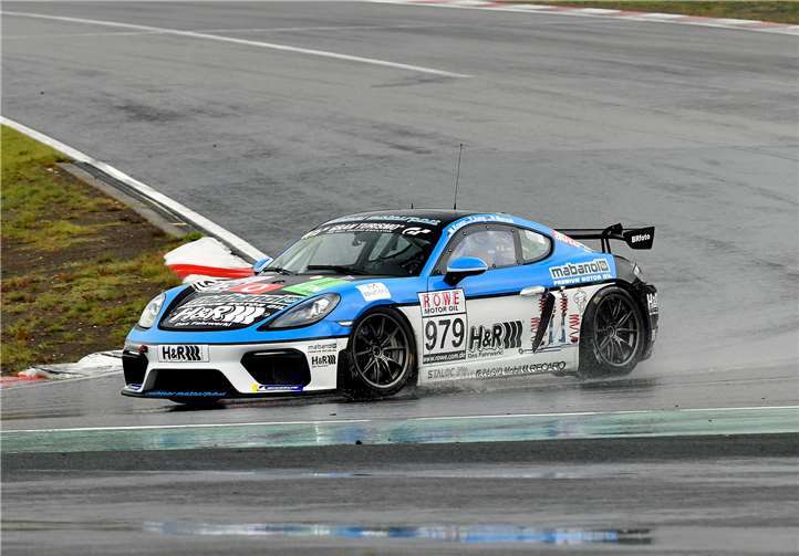 Beeindruckende Leistung von Thorsten Jung und seinen Fahrerkollegen, die einen Porsche Cayman von Mühlner Motorsport auf den neunten Gesamtrang pilotierten.