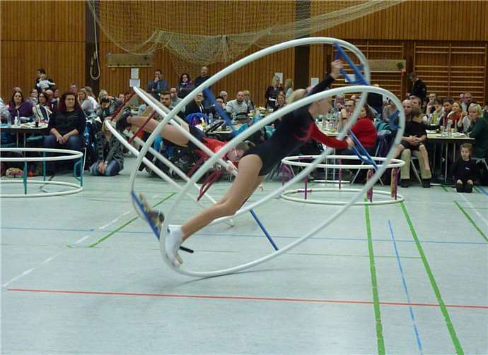 Beeindruckende Spiralen gab es durch die Turnerinnen der Abteilung Rhönradturnen zu sehen.