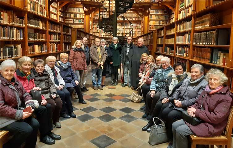 Beeindruckender Höhepunkt des Rundgangs in Maria Laach war die Klosterbibliothek innerhalb der Klausur. Foto: Caritas
