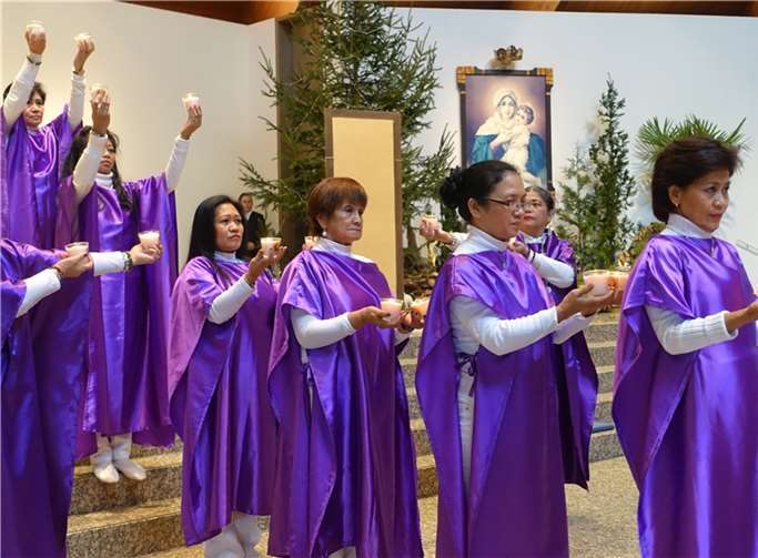 Beeindruckender Lichtertanz der philippinischer Frauen.