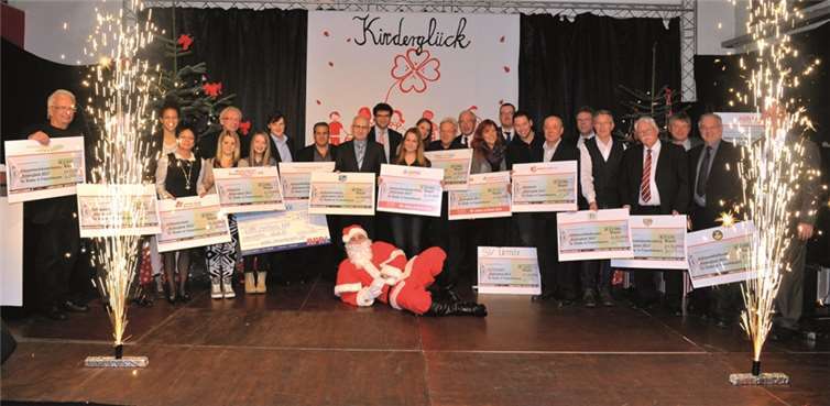 Beeindruckendes Schlussbild: Ein Feuerwerk für alle Spender, die mit ihren Schecks nach Mayen gekommen waren