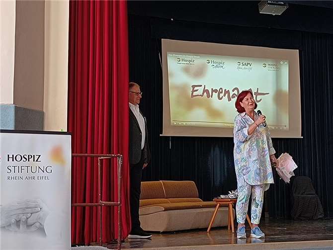 Beeindruckt: Stiftungsvorstand Ulrike Dobrowolny und Hospizstiftungsbotschafter Edgar Steinborn.