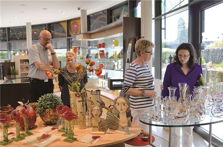 Beeindruckt war Andrea Nahles von der Vielfältigkeit im verlagseigenen Buchladen.  privat