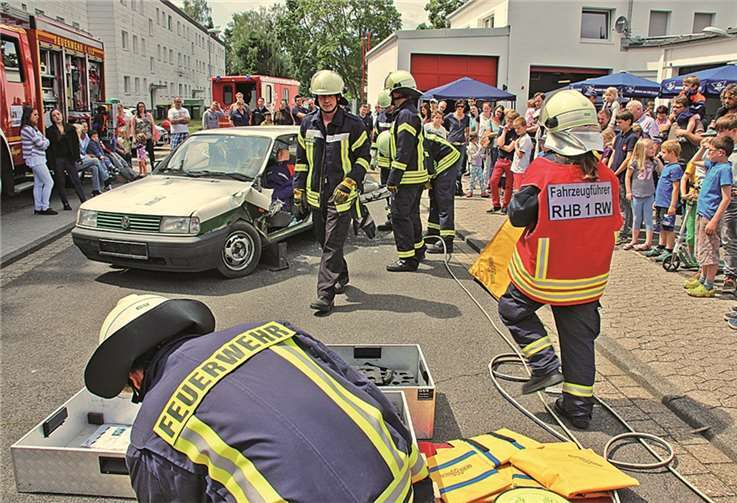 Beeindruckt waren die Besucher, als die Kameraden des Löschzuges 1 bei einer Übung eine eingeklemmte Person aus einem PKW retten mussten.