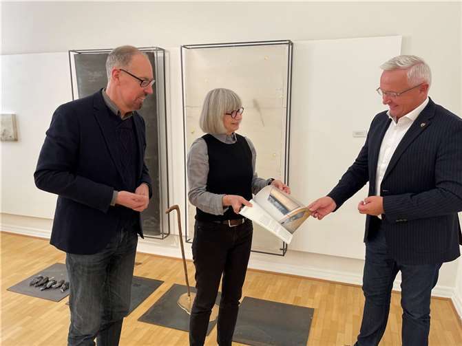 „Beeindruckt“ zeigte sich Landrat Achim Hallerbach von den im Roentgen.-Museum gezeigten Werken der Künstlerin Christel Hermann. Auch Museumsdirektor Bernd Willscheid ist angetan - sowohl von der Kunst, als auch den bisherigen Besucherzahlen. Foto: Roentgen-Museum Neuwied