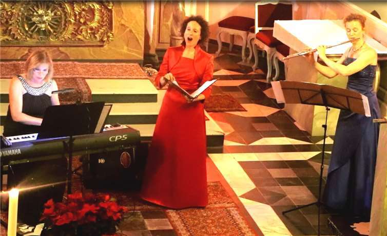 Beeindruckten in der Willibrorduskirche: Ilse Kösling am Klavier, die Sopranistin Alexandra Tschida und Britta Bauer an der Querflöte.Foto: SCHÜ