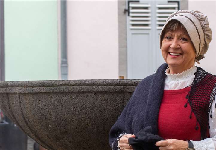 Beethoven-Großmutter - alias Marlis Weiß - vor „ihrem“ Haus in EhrenbreitsteinFoto: Klaus Breitkreutz