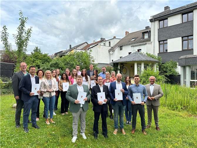 Befördert als Lohn der Arbeit und Motivation für die Zukunft, wie es Landrat Achim Hallerbach ausdrückt,haben sich die entsprechend Honorierten gemeinsam mit dem Landrat und der Verwaltungsspitze zum Gruppenfoto am sogenannten „Aquarium“ aufgestellt.  Foto: Thomas Herschbach