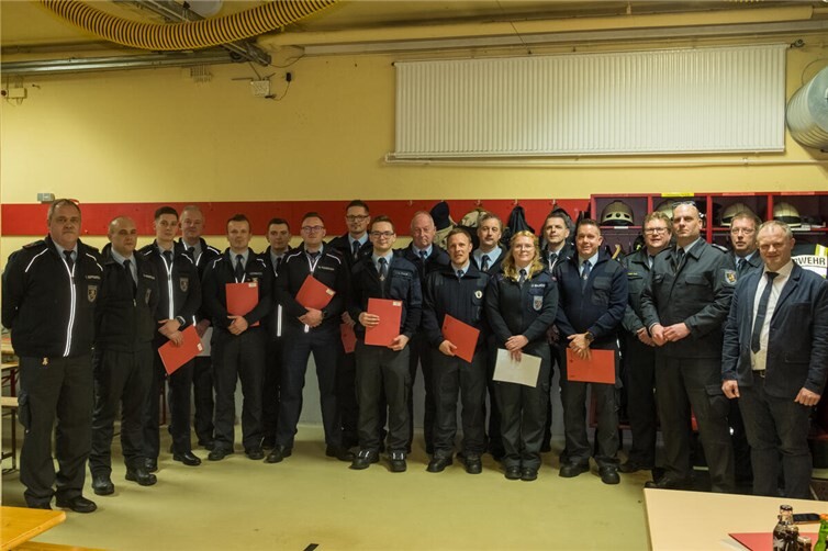 Beförderten, Ernannten und Entpflichtete des Löschzuges mit dem Oberbürgermeister, der Wehrleitung und der Löschzugführung