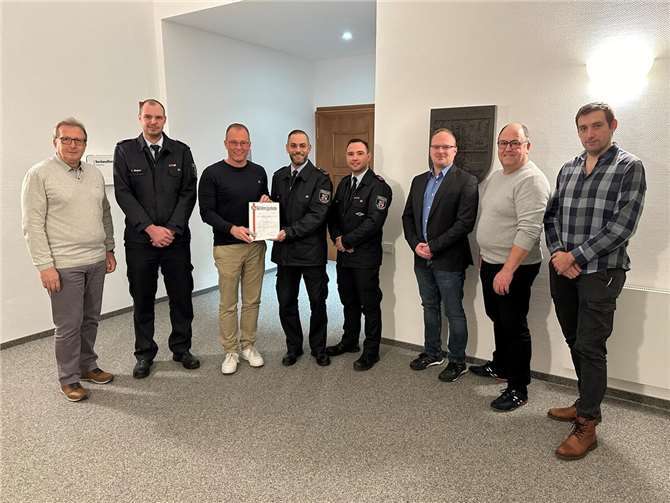 Beförderung und Beauftragung für einen Thürer Feuerwehrmann (von links): Joachim Plitzko, 1. Beigeordneter VG Mendig, Tim Skubch, stellvertretender Wehrleiter VG Mendig, Jörg Lempertz, Bürgermeister VG Mendig, Kevin Gehlen, beauftragter stellvertretender Wehrführer Freiwillige Feuerwehr Thür, Max Lipke, Wehrführer Freiwillige Feuerwehr Thür, Christopher Wittig, Fachbereichsleiter Familien, Schulen, Ordnung und Soziales, Ralf Kraut, Beigeordneter VG Mendig, und Florian Rieser, Sachbearbeiter Feuerwehrwesen VG-Verwaltung Mendig.  Foto: tefan Pauly/VG-Verwaltung Mendig