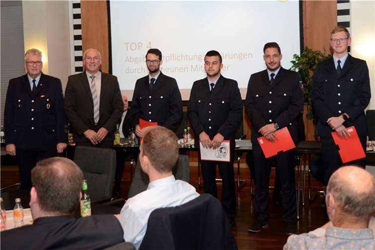 Ehrenabzeichen und Beförderungen Beförderungen: LZ Niederwerth: Zum Oberfeuerwehrmann: Nicolai Schmidt, Marvin Herzog, Andre Aschkowski, LZ Urbar: Zum Oberfeuerwehrmann: Benedikt Zweipfennig, David Grezla.
