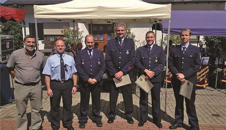 Beförderungen und Ehrung in der freiwilligen Feuerwehr Brodenbach: Zweiter Beigeordneter der VG Rhein-Mosel, Werner Merkenich, Interims-Wehrleiter der VG Rhein-Mosel, Thomas Pelzer, Wehrführer Bruno Meidt, OFM Andreas Bersch, OBM Andreas Griebel, OFM Maximilian von Essen. (v.l.)  Privat