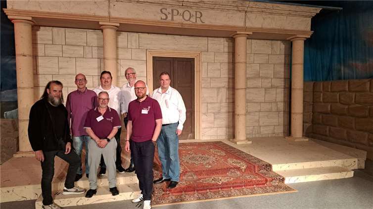 Begegnung der Passionsspielorte Begegnung unter Gleichgesinnten: Vertreter beider Passionsspielorte im Austausch.  Foto: privat