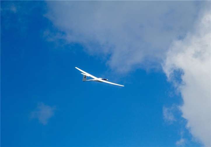 Begegnung unter den Wolken mit einem anderen Segelflugzeug.