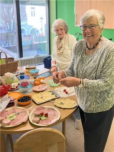 Begegnungen zu ermöglichen und Räume für ein gemeinsames Erleben zu schaffen – dass dieses Ziel erreicht werden konnte, lag auch an den ehrenamtlichen Helferinnen und Helfern wie diesen beiden engagierten Damen.