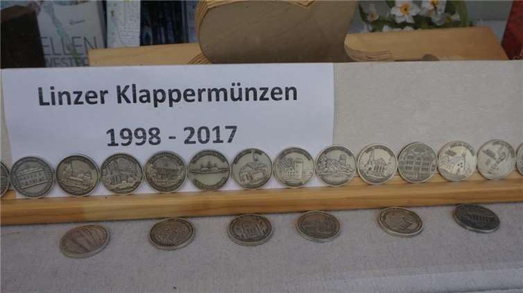 Begehrte Sammlerobjekte: Die Klapperjungenmünzen - erstmals 1989 von Stadt und VR-Bank herausgegeben.