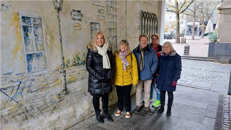 Begehung des Kunstwerks von Lotte Meurer in der Münzstraße 16 mit (v.l.) PD Dr. Margit Theis-Scholz (Dezernentin für Bildung und Kultur der Stadt Koblenz), Marlis Weiß (Gästeführerin), Arnold Thieltges (kulturpolitischer Sprecher der FDP), Tanja Nikolay (Kultur- und Schulverwaltungsamt) und Regina Walter (Bündnis 90/Die Grünen). Foto: Stadt Koblenz/Vivien Bürger