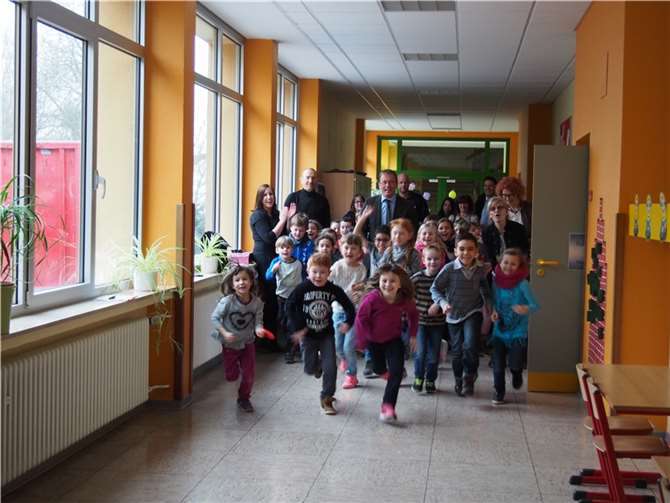 Begeistern stürmen die Kids in ihre neuen Räume.