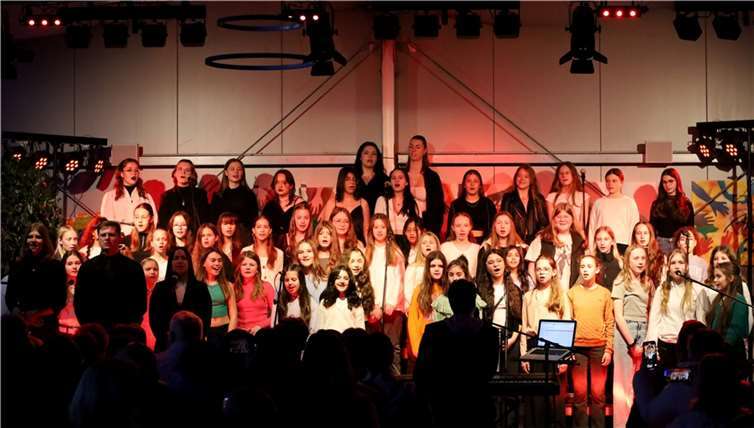 Begeisternd und mitreißend – Alle 65 Sänger*innen der Vocal Night auf der Bühne der Mensa des Are-Gymnasiums.  Foto: privat