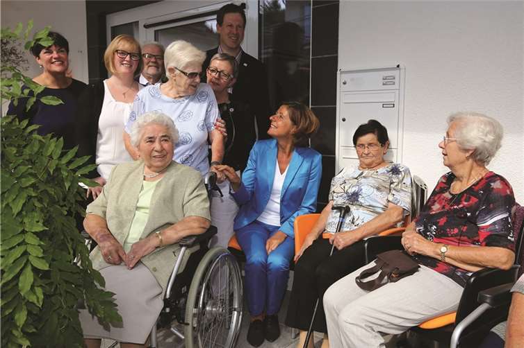 Begeistert empfingen die Bewohner der Villa Ausonius die Ministerpräsidentin Malu Dreyer, die gern mit ihnen ins Gespräch kam. 