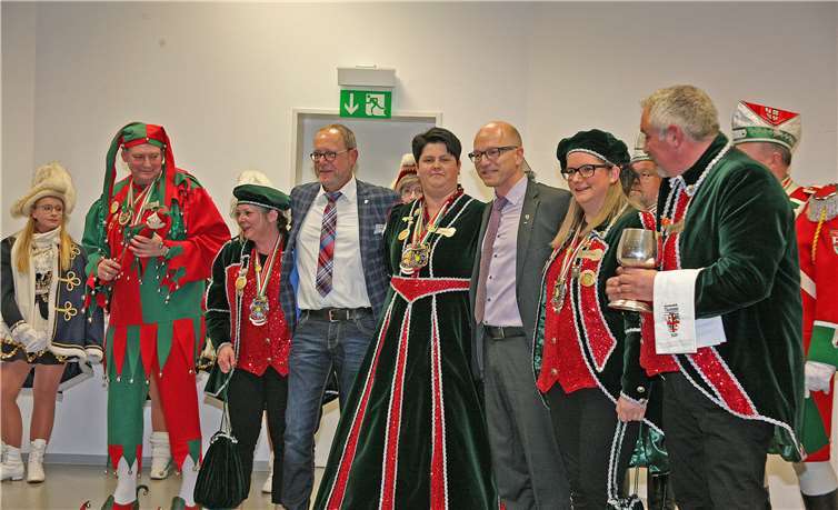 Begeistert empfingen die Gäste des SPD-Neujahrsempfangs Prinzessin Tina I. und ihren Hofstaat. Und gleich gibt es als Dank dafür den begehrten Prinzessinnen-Orden für OB-Kandidat Dirk Meid (3. v. r.) und den Fraktionsvorsitzenden Helmut Sondermann (4. v. l.).