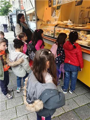 Begeistert erkundeten die Kinder der Kita LahnEggs das Angebot des Koblenzer Wochenmarktes in der Schlossstraße.  Fotos: Björn Schrewe-Mangold /Kita LahnEggs