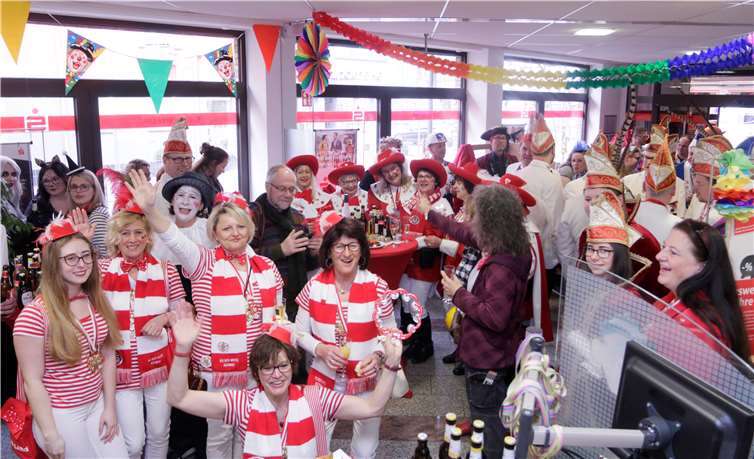 Begeistert feierten die Abordnungen der Karnevalsvereine in der Schalterhalle.