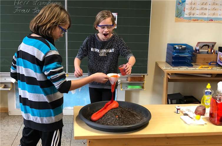 Begeistert führten die Schüler Experimente durch.