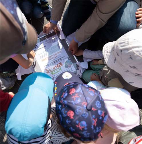 Begeistert halfen die Kinder beim Auspacken der Urkunde.