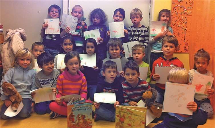 Begeistert hatten die Kinder der KiTa St. Martin Bilder passend zu Thema "Herbst" gemalt. privat