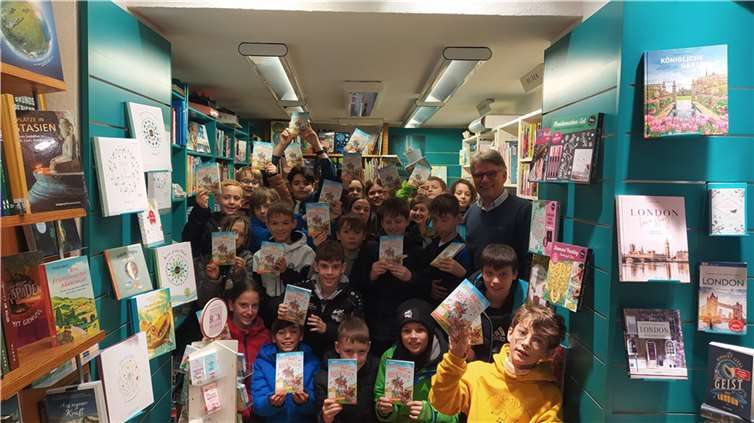 Begeistert lasen die Kinder den Comicroman „Volle Fahrt ins Abenteuer“. Foto: Realschule plus Cochem