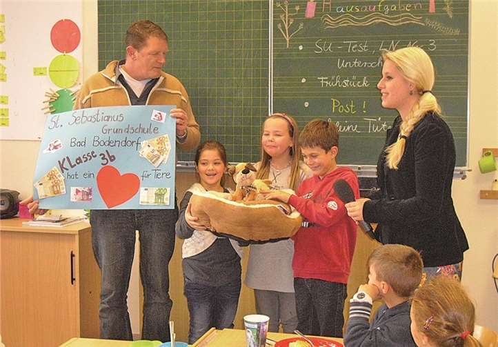 Begeistert nahm Claus-Peter Krah vom Tierschutzverein Bad Bodendorf einen Scheck über 305 Euro entgegen. privat