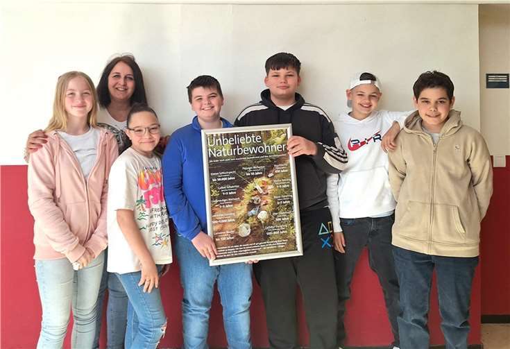 Begeistert nahm die Lehrerin Linda Förster von der der Realschule plus in Mülheim-Kärlich aus der Hand eines Gruppenmitglieds das Plakat „Unbeliebte Naturbewohner“ entgegen. Foto: privat