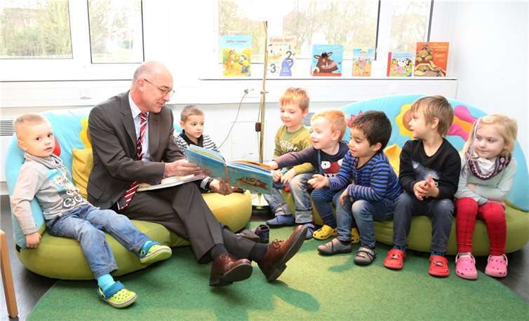 Begeistert nahmen die Kinder die Vorlesestunde mit Bert Spilles an. StF