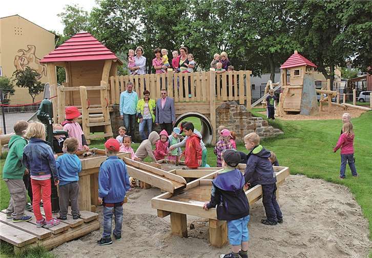Begeistert probierten die EinSteinchen die Wasserstelle auf ihrem neuen Spielgelände aus.Stadt Lahnstein