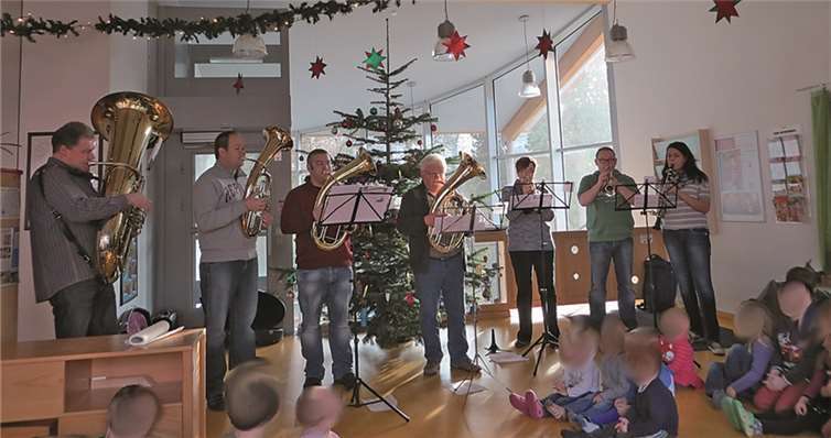 Begeistert sangen die Kindergartenkinder mit, als Musiker und Musikerinnen der Rheinischen Musikfreunde Kettig zum gemeinsamen Musizieren in die Kindertagesstätte Arche Noah kamen. privat