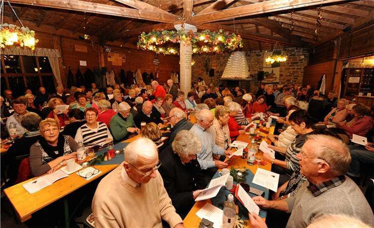 Begeistert sangen die zahlreichen Besucher des „offenen Adventssingens“ die WeihnachtsliederFIX