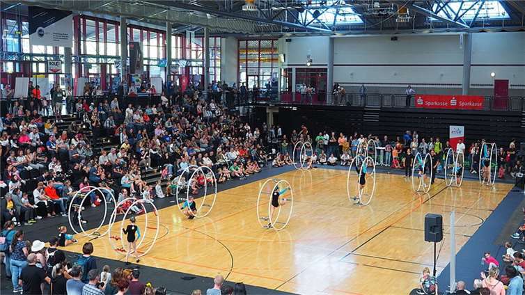 Begeistert verfolgen die Besucher die Präsentation der Rhönradabteilung auf der Showfläche.