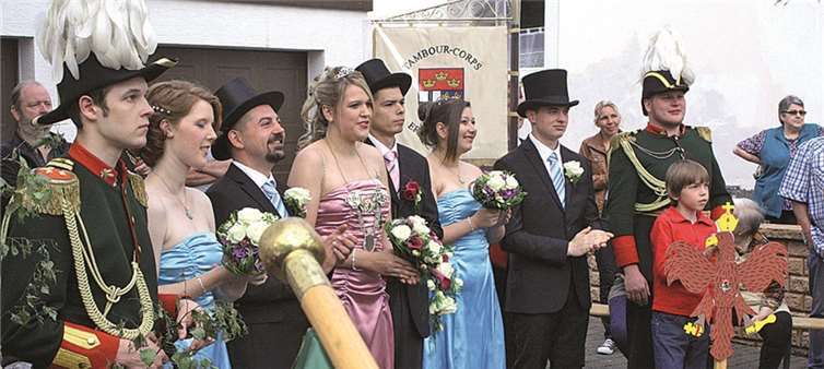 Begeistert verfolgte das junge Königspaar mit den Ehrenpaaren das Fahnenschwenken der Fähnriche.DL