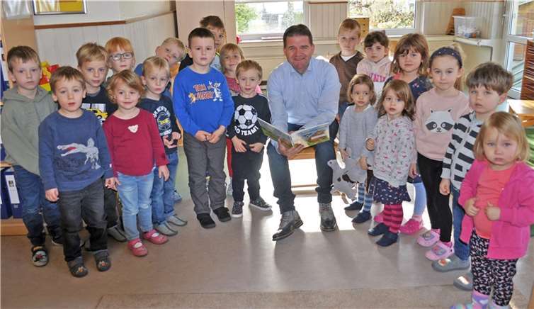 Begeistert vom Vorlesetag: Bürgermeister Holger Jung mit den Mädchen und Jungen von der Kita Löwenzahn. Foto: Stadt Meckenheim