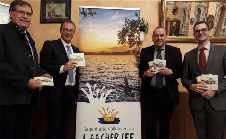 Begeistert von dem neuen Laachus-Buch, welches Gäste künftig auf ihrer Reise durch die Sagenhafte Vulkanregion begleitet. Von links: Vorsitzender des Zweckverbands Bürgermeister Klaus Bell, Jörg Lempertz (Bürgermeister VG Mendig), Johannes Bell (Bürgermeister VG Brohltal) und Philipp Lohse vom Kloster Maria Laach. Foto: privat
