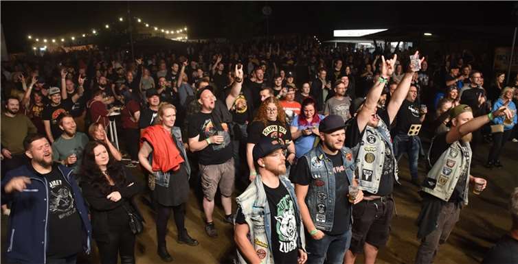 Begeistert von den Sound der 80er mit der Band Kixx waren die Rockfans in Rengsdorf.