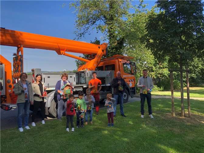 Begeistert von den Vogelhäusern der Kinder zeigen sich von rechts: Quartiermsanager Mario Seitz, SBN Bereichsleiter Thomas Riehl (2.v.r.), Verena Jacobi, Leitung der Städtischen Kita Raiffeisen (4.v.r.) und Sabine Hagedorn, Leitung der Ev. Kita im Raiffeisenring (6.v.r.).Quelle: Quartiersmanagement im Raiffeisenring